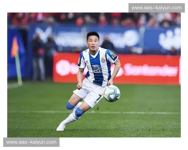 绿茵场上的两极：武磊与李铁，谁才是中国足球真正的“答案”？